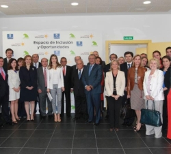 Fotografía de grupo de la Princesa de Asturias con los miembros del equipo directivo y patronato de la Fundación Aprocor y un grupo de empresarios y r